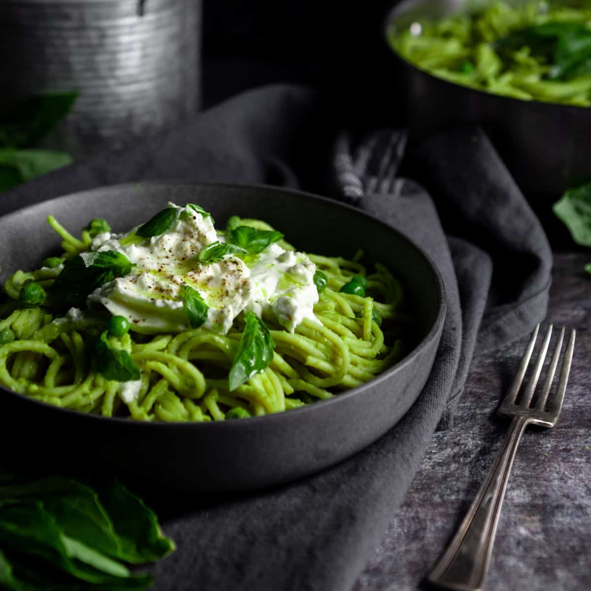 Spaghetti in green pea pasta sauce